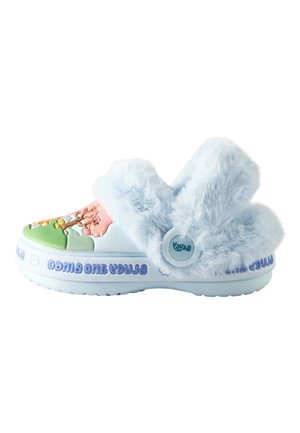 Svijetloplavi natikač na klizanje s mekanim krznom, ružičasti i zeleni dizajn stabla na vrhu i natpis „Bluey and Bingo“ na potplatu.