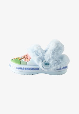 Lyseblå slip-on træsko med fluffy pelsfór, pink og grøn trædesign på toppen, og teksten "Bluey and Bingo" på sålen.