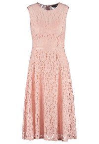 Krajková šaty v jemně růžové barvě, bez rukávů, kulatý výstřih, fitted korzet, rozšířená sukně, detail s celoplošným květinovým vzorem.