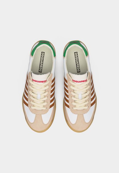 Ζευγάρι λευκά και μπεζ αθλητικά παπούτσια με καφέ ρίγες, πράσινες λεπτομέρειες στη φτέρνα και κόκκινο λογότυπο DSQUARED2 στη γλώσσα και τις σόλες.