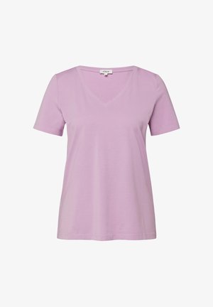 Liliowa bawełniana koszulka z krótkim rękawem i dekoltem w serek, o regularnym kroju, z małą metką marki po wewnętrznej stronie tylnego kołnierza.