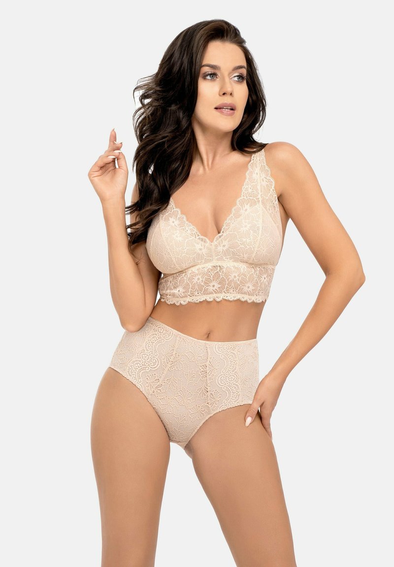 Beige spetsbralette med blommönster, justerbara axelband och högmidjade spetsunderbyxor. Mjuk textur och delikata vågiga kanter.