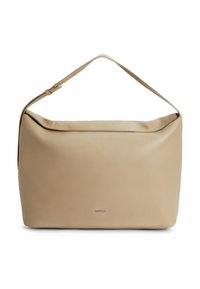 Beige leren schoudertas met een ritsluiting, plat ontwerp en verstelbare schouderband voor gemakkelijk dragen. Soepele textuur met minimale hardware.