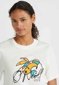 Hvid t-shirt med et farverigt grafisk design med tropiske blade og "O'Neill" logoet. Blødt stof med rund halsudskæring.