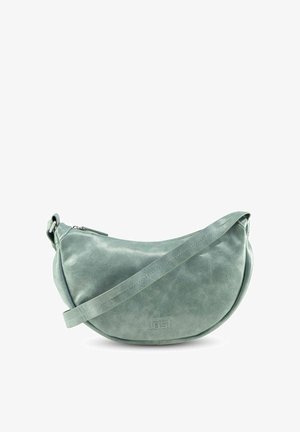 Sac besace en cuir vert clair de forme croissant, avec une texture lisse et une fermeture éclair. Comprend une bandoulière amovible et un détail logo.