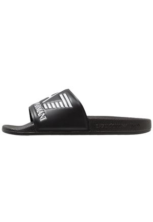 Schwarze Slidesandale mit weißem EA7 Emporio Armani-Logo auf dem Riemen und eingeprägtem Schriftzug entlang der Seite der Sohle.