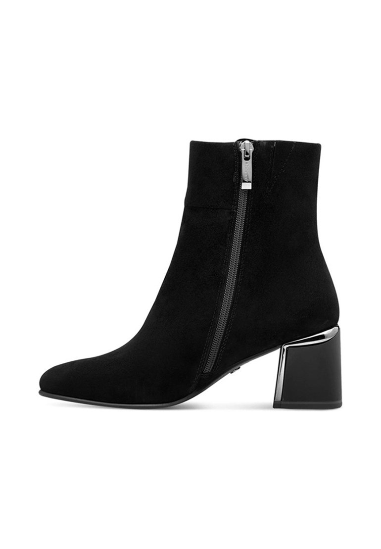 Stivaletti in suede nero con punta a punta, cerniera laterale e tacco grosso e lucido nero. Texture liscia con dettagli di cucitura discreti.