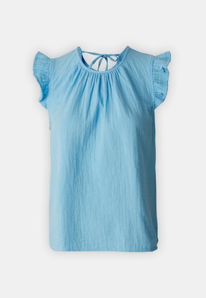 Lys blå bomullbluse med korte volangermer, samlet halslinning og knyting bak. Jevn tekstur, avslappet passform.