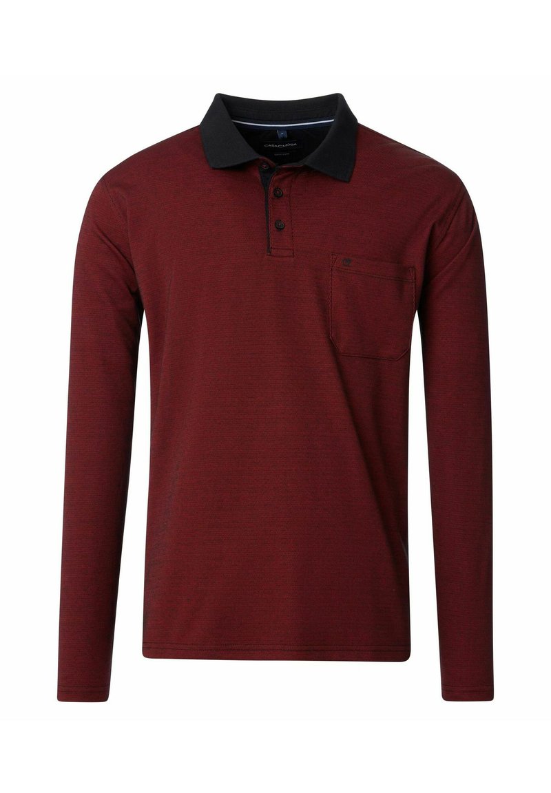 Bordowa koszulka polo z długim rękawem z czarnym kołnierzykiem, teksturowana tkanina, pojedyncza kieszeń na piersi oraz trzy guziki przy plisce.