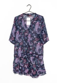 Blusa scura a fiori con motivo paisley in rosa e teal, caratterizzata da un design con bottoni e maniche corte, appesa a una gruccia nera.