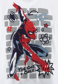 Biała koszulka z grafiką Spider-Mana w kolorze czerwonym i niebieskim, z czarnymi akcentami na szarym tle. Zawiera tekst i symbole w stylu komiksowym.