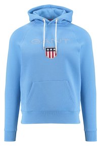 Jasnoniebieska bluza z kapturem wykonana z miękkiego materiału, z kieszenią kangurką, kapturem ze sznurkiem oraz haftowanym logo GANT z czerwono-białym wzorem tarczy.