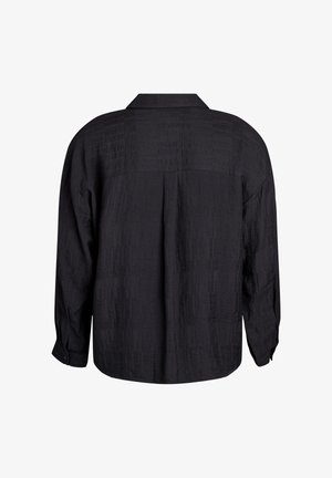 Camicia nera a maniche lunghe con tessuto strutturato, silhouette oversize e spalla posteriore. Presenta un colletto classico e polsini con bottoni.