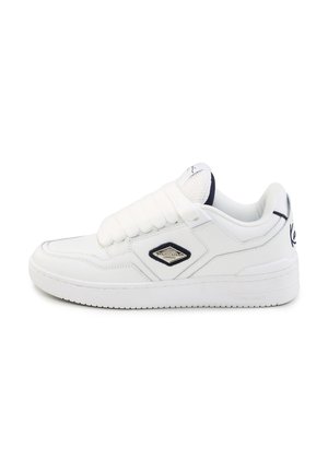 Zapatilla deportiva baja blanca con lengüeta acolchada, logo negro en forma de diamante en el lateral y suela gruesa, mostrada de perfil mirando a la derecha.