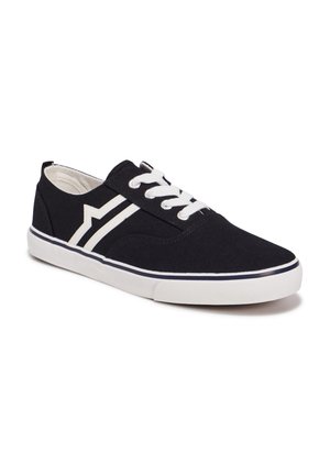 Schwarze Leinenschuhe mit weißen Schnürsenkeln, weißer Sohle und seitlichen Streifen. Mit runder Zehenpartie und Logo an der Seite; einfaches Design.