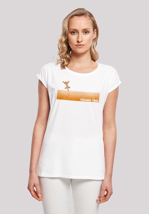Weißes Baumwoll-T-Shirt mit einem orangen Grafikstreifen und dem Text "TIGGER 1968" sowie einem kleinen orangen Charakter-Logo über dem Streifen.