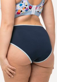 Mutande a vita alta di colore navy con bordi in elastico azzurro chiaro, realizzate in morbido tessuto di cotone, caratterizzate da una texture liscia e un design semplice.