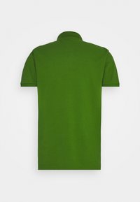 Polo shirt vert avec col classique, manches courtes et texture unie. La vue arrière montre des coutures régulières et aucun motif visible.