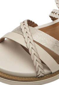 Tamaris Sandale s punim potplatom - ivory
