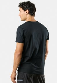 Sort kortærmet t-shirt med rund hals, lavet af blødt stof, med et minimalistisk design og glat tekstur.