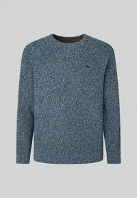 Modrý pletený svetr s kulatým výstřihem, dlouhými rukávy, texturovanou látkou a malým logem na přední straně. Jednobarevný, ležérní design.