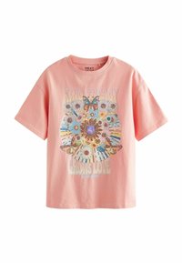 Camiseta de algodón rosa con mangas cortas. Presenta un gráfico grande de flores y mariposas con el texto "La energía amable hace crecer el amor" en negrita.