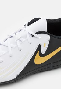 Nike Performance PHANTOM GX 2 CLUB - Scarpe da calcio per terreni sintetici - white/black/metallic gold coin