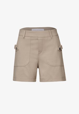 Pantalones cortos beige hechos de una tela suave con dos bolsillos frontales y acentos decorativos de botones. Corte estructurado con detalles de costura visibles.