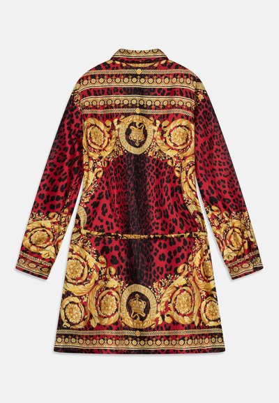 Abrigo de leopardo rojo y negro con patrones de oro barroco, mangas largas, un collar y un diseño de cintura ceñida.