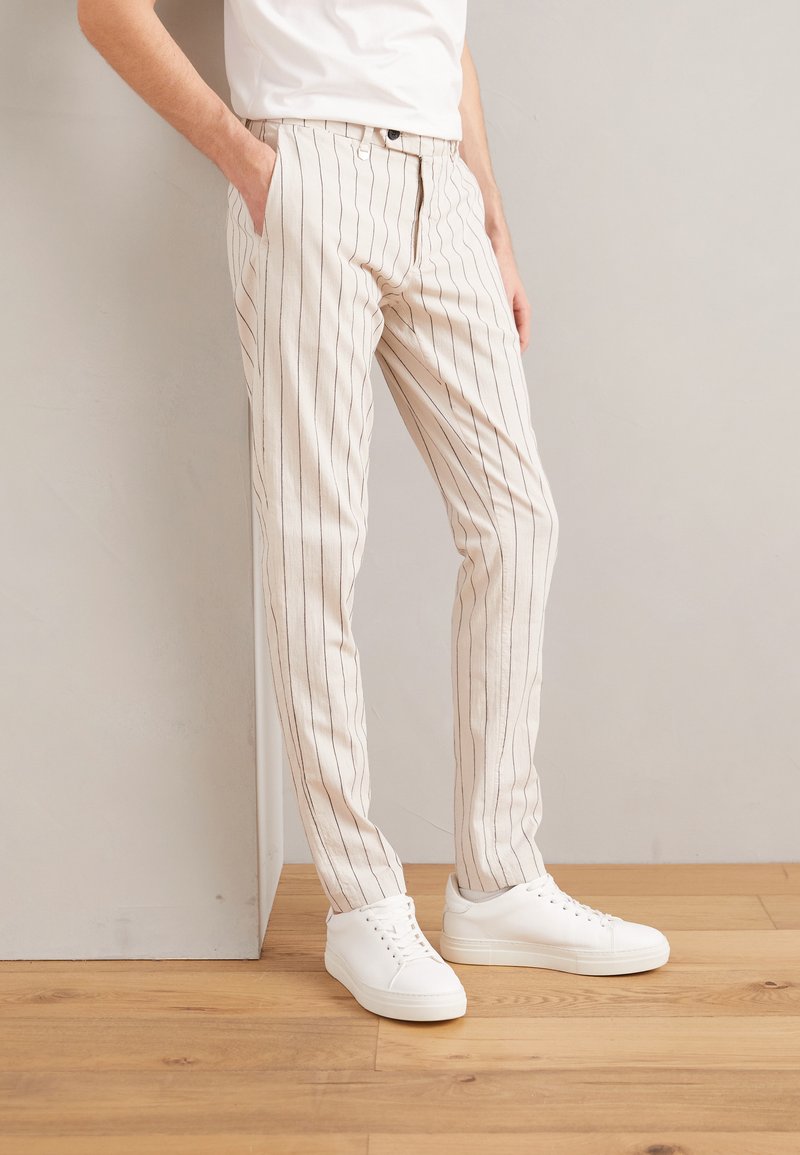 Antony Morato - TROUSERS BRYAN IN STRIPED GARMENT DYE - Pantalones - paper, Ampliar