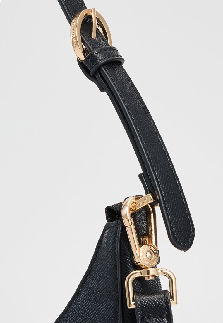 Schwarzer, strukturierten Lederhandtaschenriemen mit goldenen Beschlägen und einem Verschlussdetail. Verfügt über ein flaches Design mit einer verstellbaren Schnalle.
