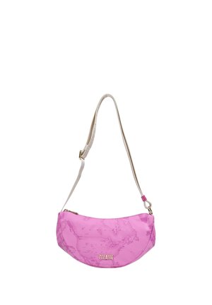 Borsa a tracolla rosa a forma di mezzaluna con stampa mappa, tracolla beige regolabile e logo dorato "1ª CLASSE" davanti.