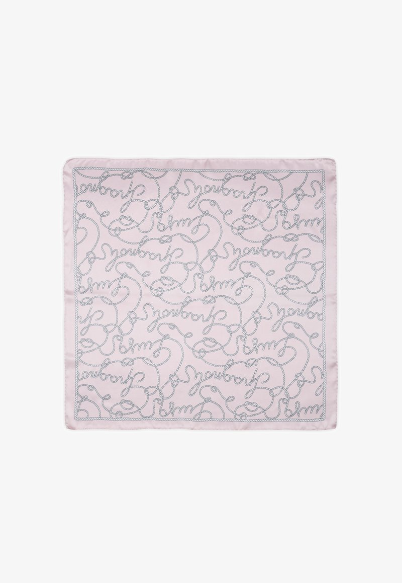 Firkantet silkebånd i blød pink med et sølvfarvet rebmønster, der prydes af kursiv tekst, der gentager "du" og "du bringer." Kanterne er pænt færdigsyet.