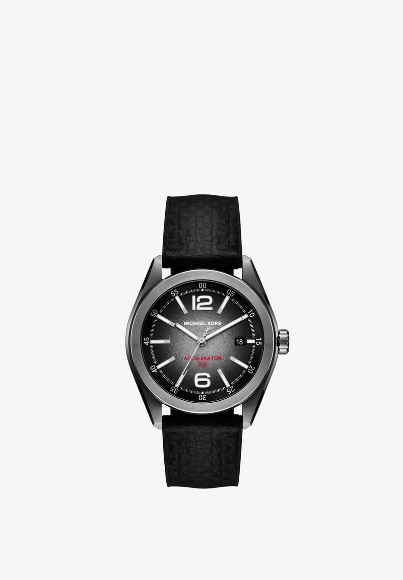 Reloj Michael Kors con esfera plateado-gris, correa de goma negra, acentos metálicos y texto rojo "ACCELERATOR 2.0" a las 6 en punto.