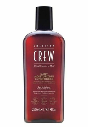Rød plastflaske med et sort låg; etiketten viser "American Crew Daily Moisturizing Conditioner" i hvid og guld tekst; 250 mL kapacitet.