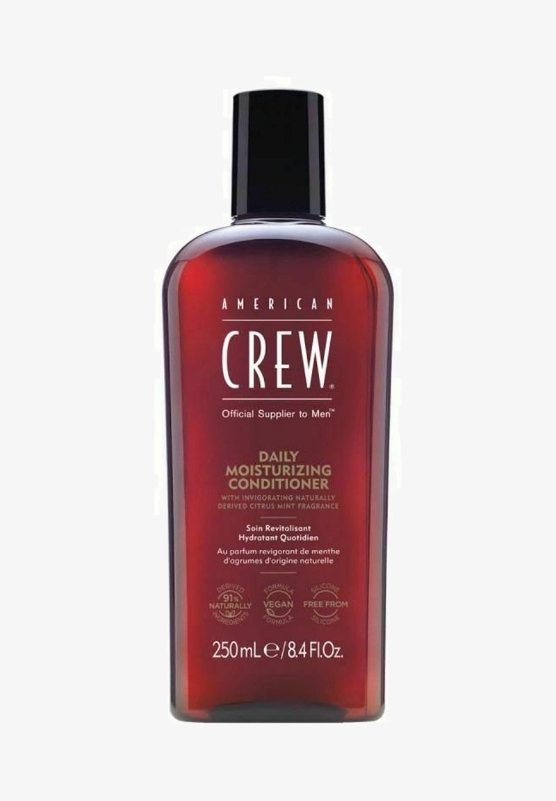 Rød plastflaske med et sort låg; etiketten viser "American Crew Daily Moisturizing Conditioner" i hvid og guld tekst; 250 mL kapacitet.