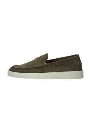 Bruine suède instap schoenen met een moccasin-stijl ontwerp, voorzien van decoratieve stiksels en een witte rubberen zool.