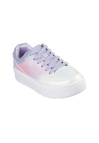 Zapatillas de plataforma en blanco y degradado pastel con un acabado suave y brillante. Presentan cordones morados y un acento texturizado en el talón.