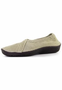 Helle beige Slippers aus strukturiertem Strickmaterial mit einer Gummisohle, die ein flexibles Design und eine spitze Form aufweist.