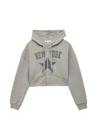 Lyhennetty harmaa huppari, jossa on edestä avattava vetoketju, suuri huppu ja "NEW YORK" -painatus tähden grafiikalla rinnassa. Valmistettu pehmeästä kankaasta.