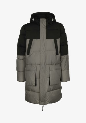 Piloto striukė pilkos ir juodos spalvos, su gobtuvu, dviem priekinėmis kišenėmis, panelių dizainu ir užtrauktuku. Pagaminta iš izoliuoto, vandeniui atsparaus medžiagos.