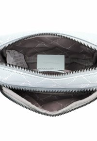 Pochette in pelle tessurizzata blu chiaro con cerniera argentata. L'interno presenta una foderatura grigia a disegno e un piccolo cartellino blu.