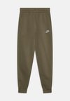 SPORTSWEAR CLUB FLEECE - Pantaloni de trening - medium olive/white