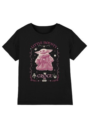 Schwarzes T-Shirt mit pinkem Grafikmotiv von Grogu in Robe, mit dem Text "Little Bounty Grogu" und dem Star Wars Logo darunter.