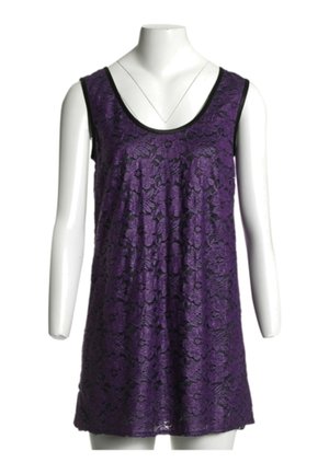 Haut sans manches en dentelle violette avec motif floral noir et bordure noire autour de l'encolure et des emmanchures sur un torse de mannequin blanc.