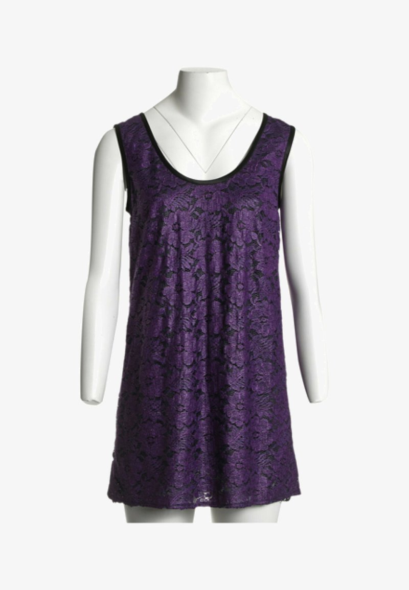 Haut sans manches en dentelle violette avec motif floral noir et bordure noire autour de l'encolure et des emmanchures sur un torse de mannequin blanc.