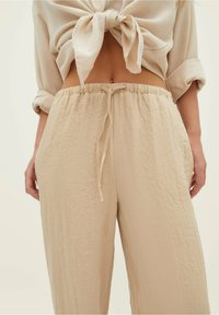 Stradivarius Pantaloni - stone
