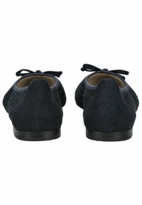 Ballerine in suede blu navy con design perforato, punta arrotondata e dettaglio a fiocco sul davanti. Suola nera piatta e interno morbido foderato.