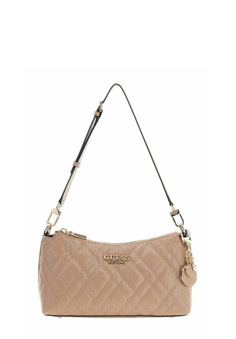 Sac à main matelassé beige avec ferrures dorées, bandoulière réglable et un charme décoratif. Texture lisse avec une forme élégante et arrondie.