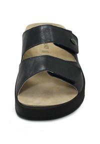 Sandal nero con due ampie cinghie, realizzato in pelle, dotato di un plantare imbottito e una suola testurizzata. Chiusura regolabile con velcro.